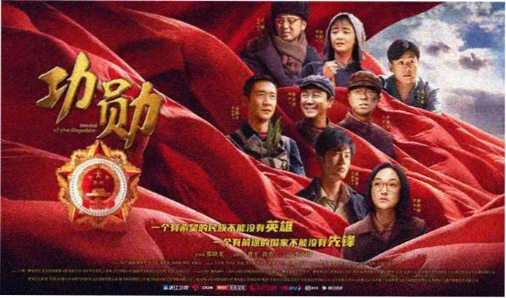 看看影视本期轮播封面：编剧工作台上的手稿与红笔